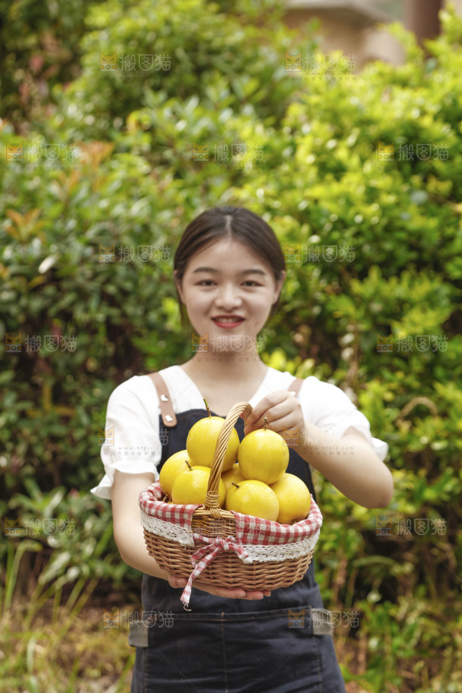 女孩手里提着一篮黄金百香果