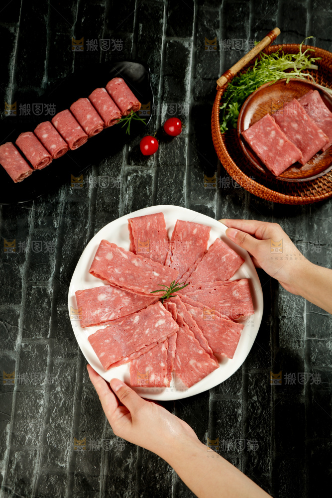 手上端着一盘培根肉片