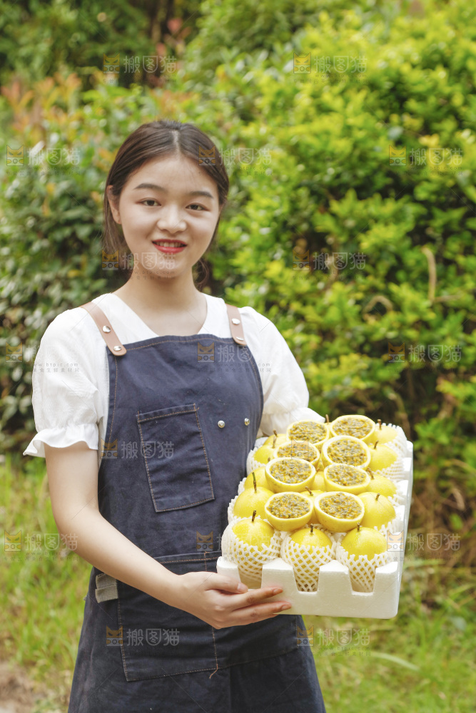 女孩手上端着一箱黄金百香果
