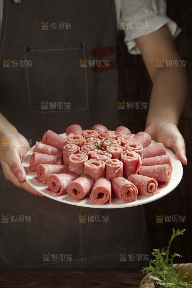 手里端着一盘培根