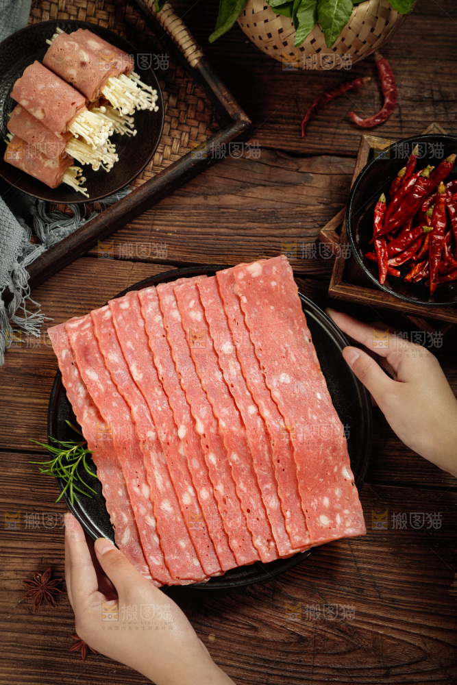 手上端着一盘培根肉片