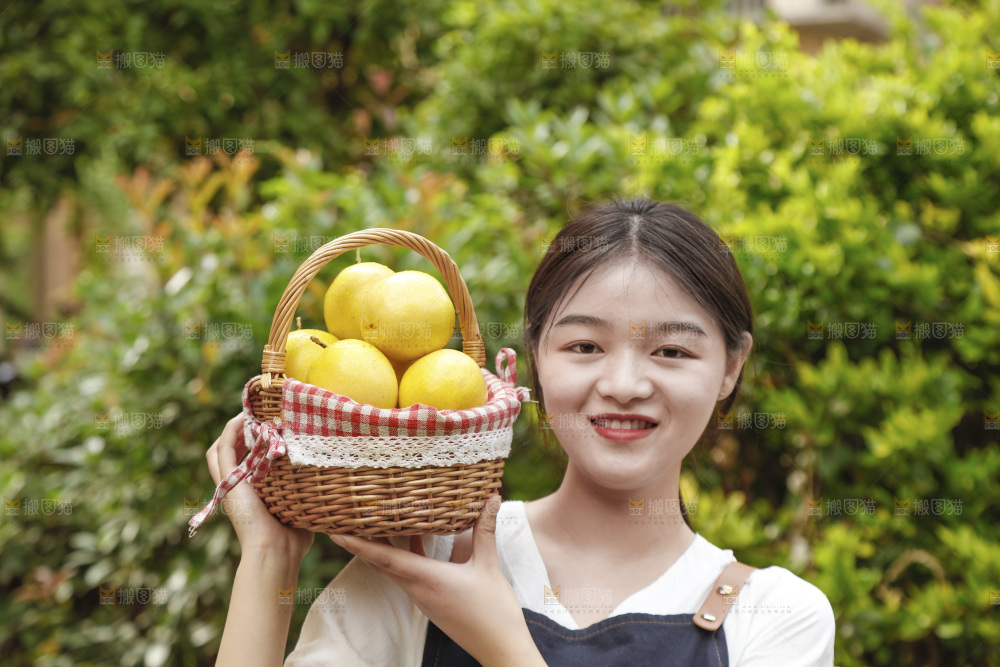 女孩手里端着一篮新鲜黄金百香果