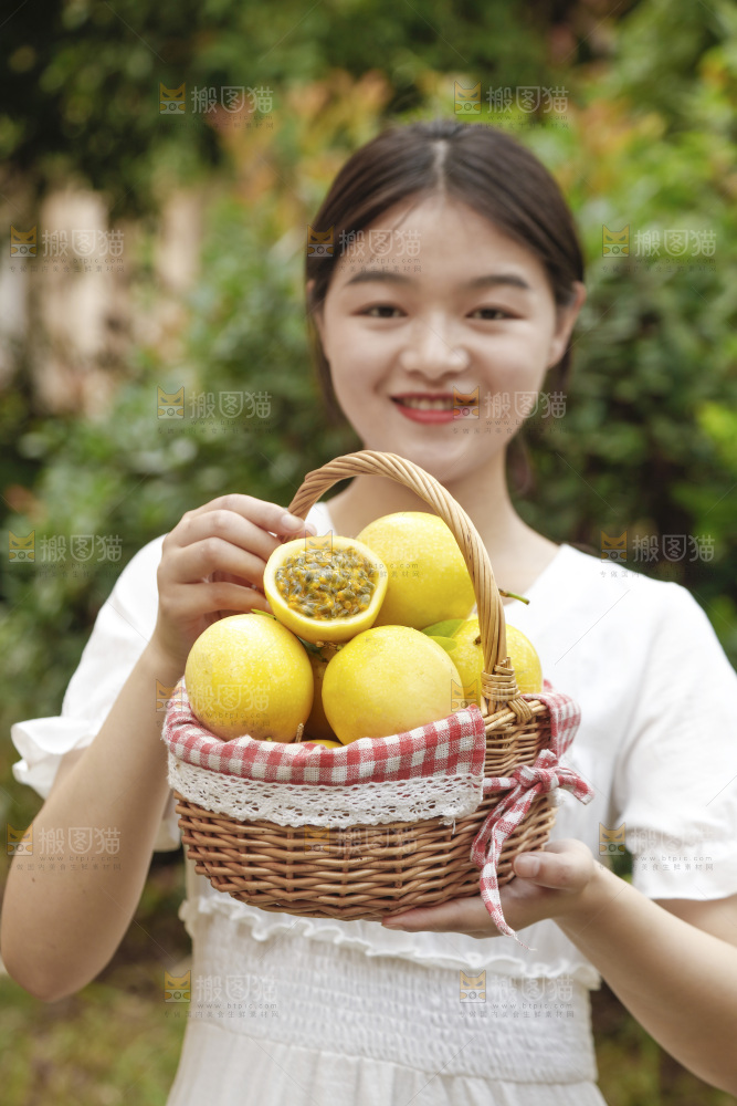女孩手里端着一篮黄金百香果