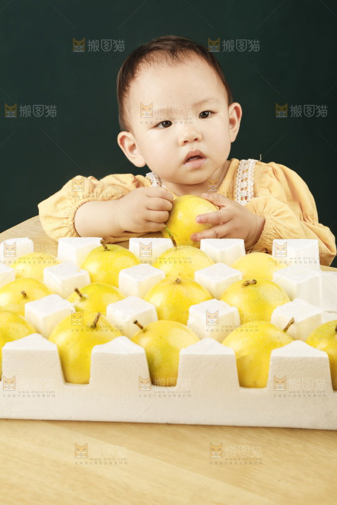 小孩手里拿着黄金百香果