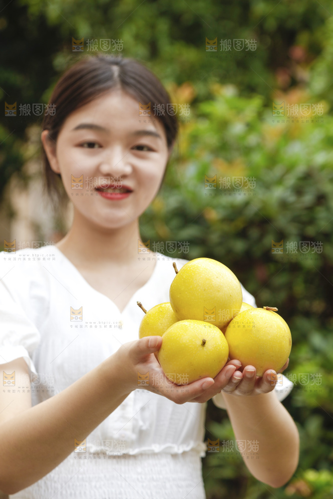 女孩手里捧着黄金百香果