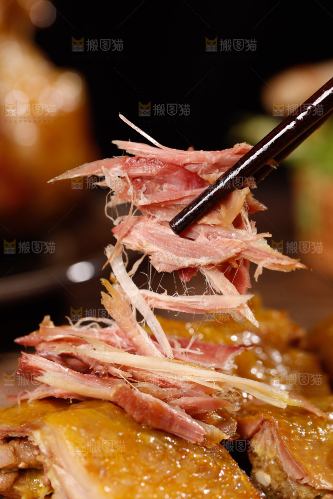 筷子上夹着盐焗鸡