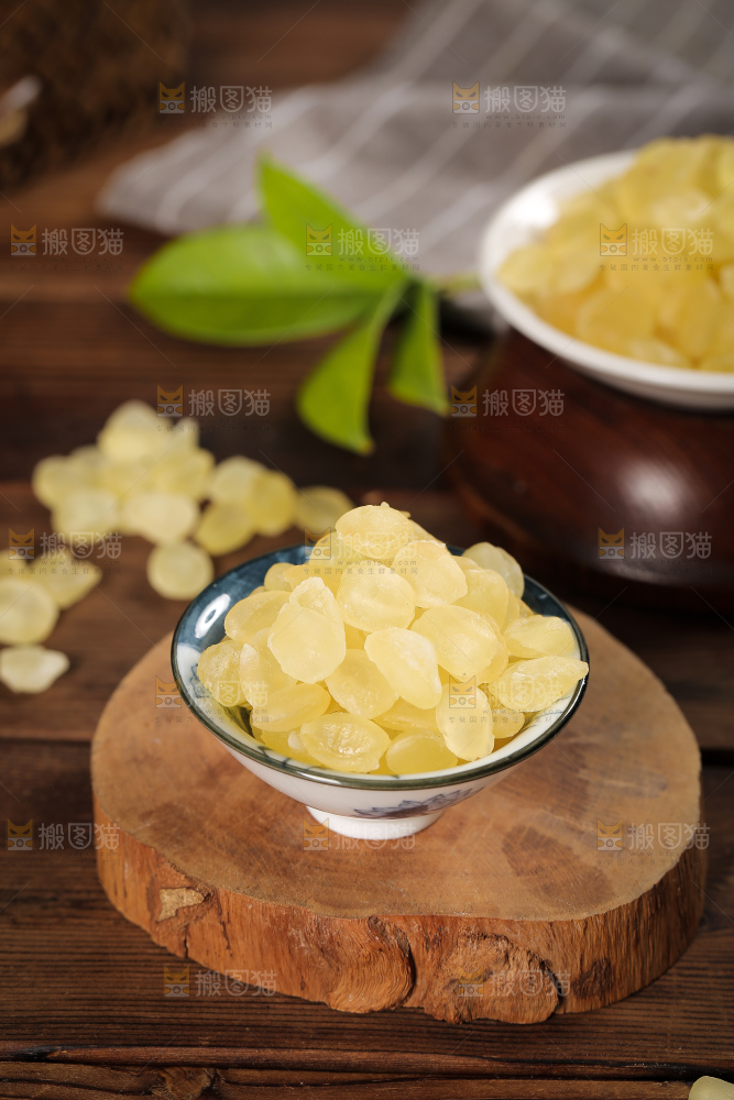 木板上放着一碗皂角米