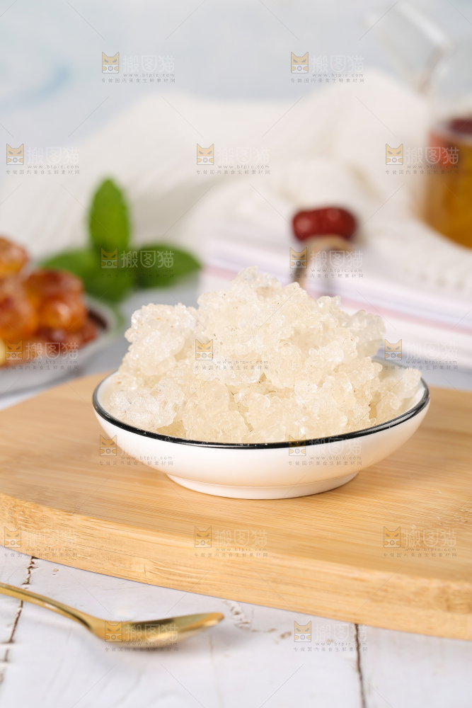 木板上放着一盘雪燕