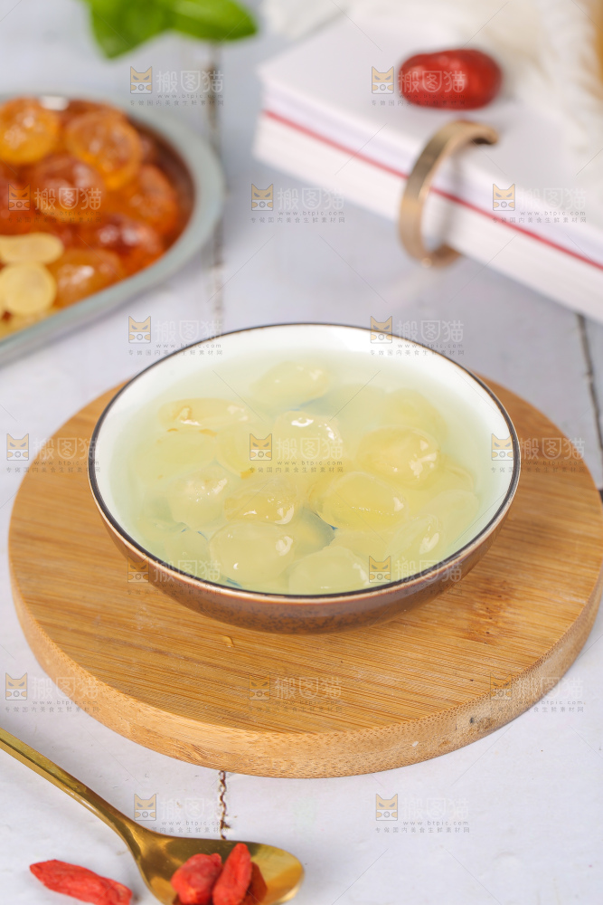 碗里泡发着皂角米