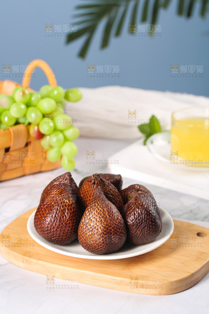 木板上放着一盘蛇皮果