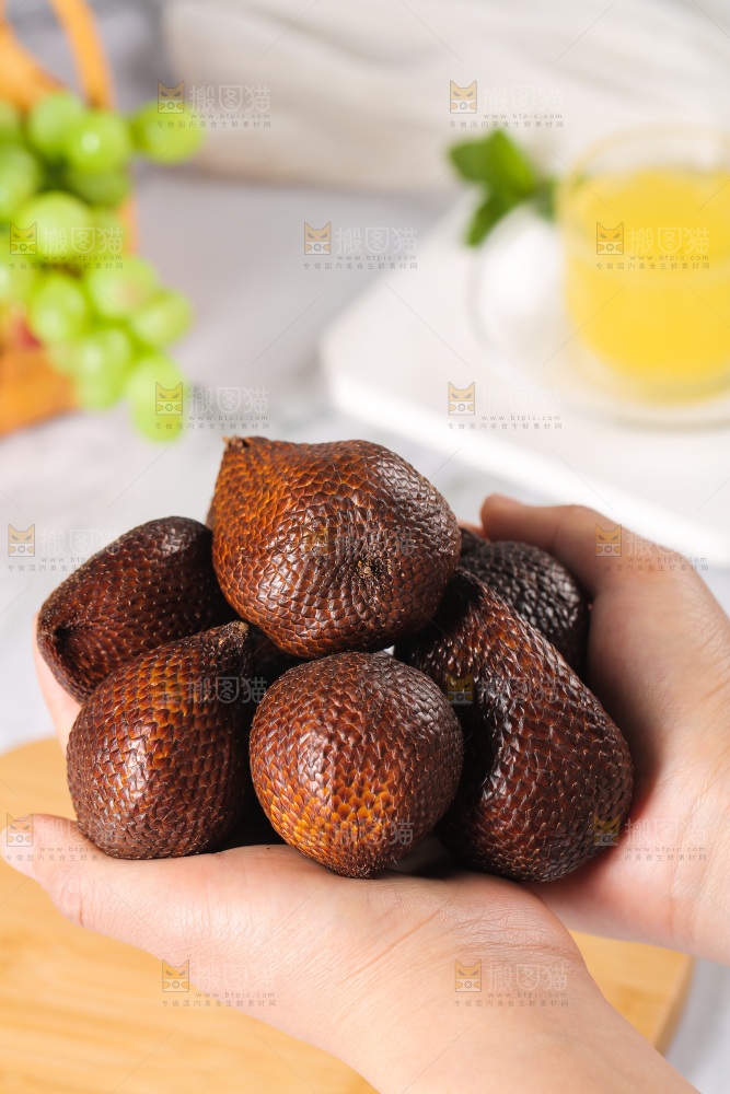 手里捧着着蛇皮果