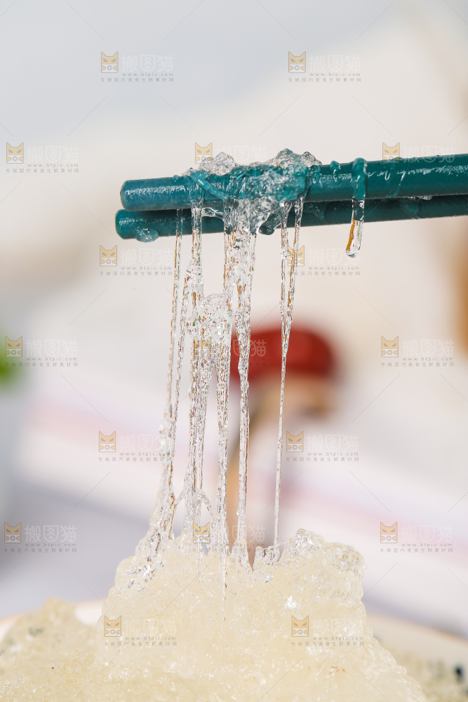 筷子上夹着拉丝雪燕