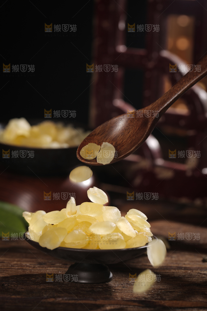 勺子上舀着云南皂角米