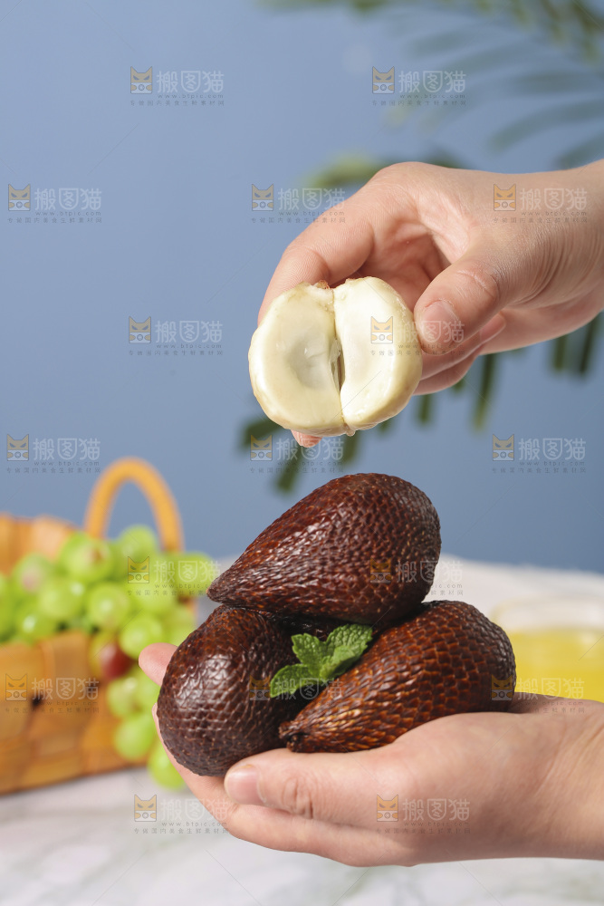 手里捧着蛇皮果