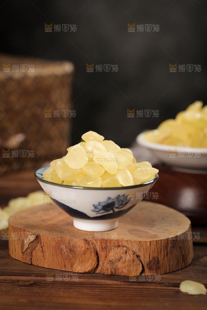 木板上放着一碗皂角米