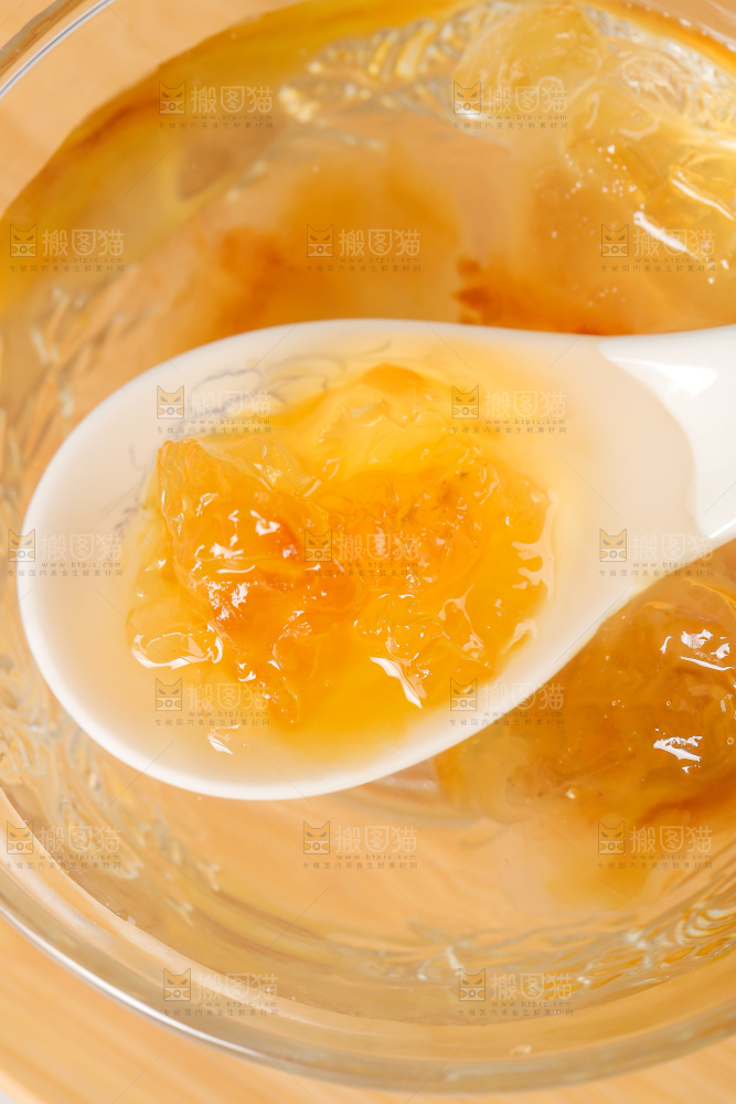 勺子上舀着泡发过的桃胶