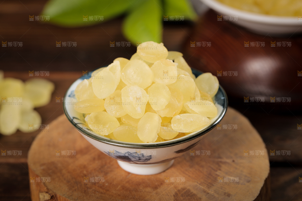 木板上放着一碗皂角米