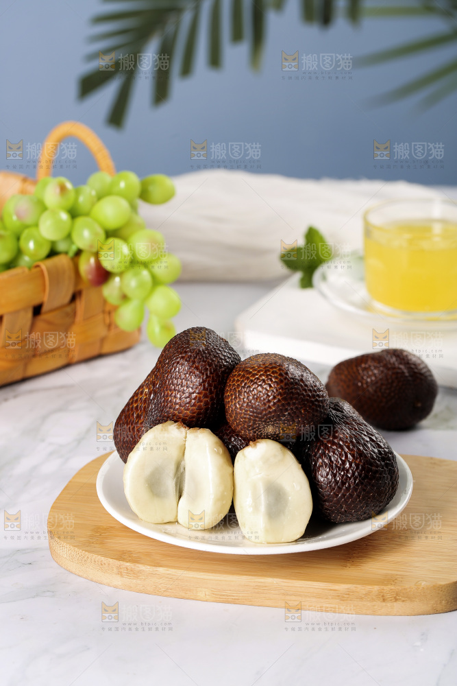 木板上放着一盘蛇皮果