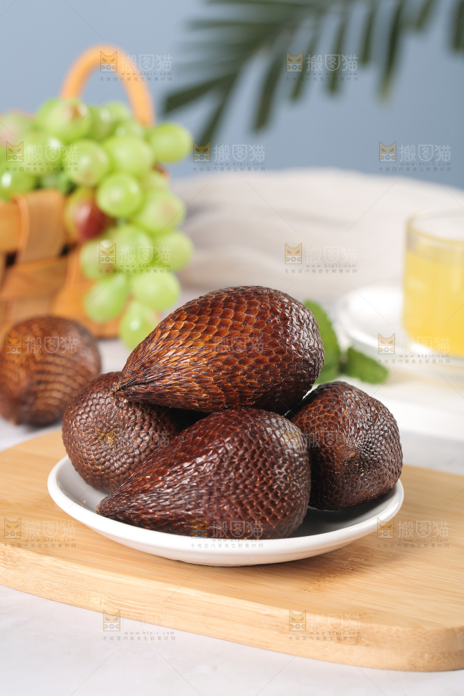 木板上放着一盘蛇皮果