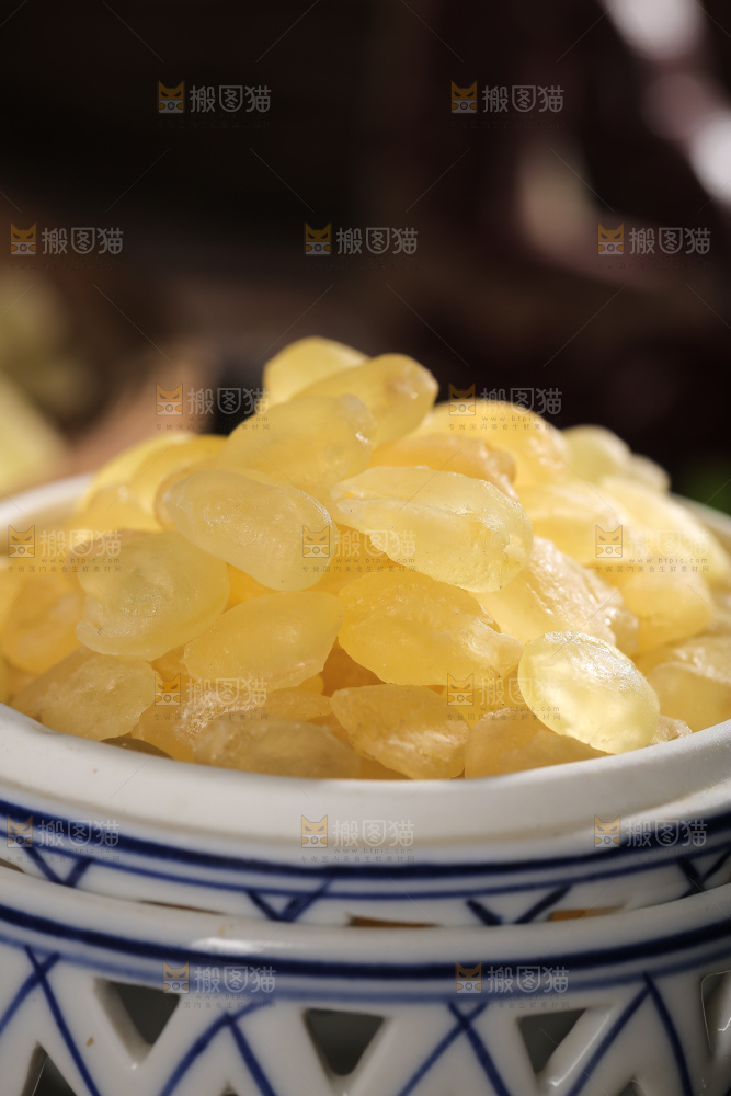 桌子上放着一碗皂角米