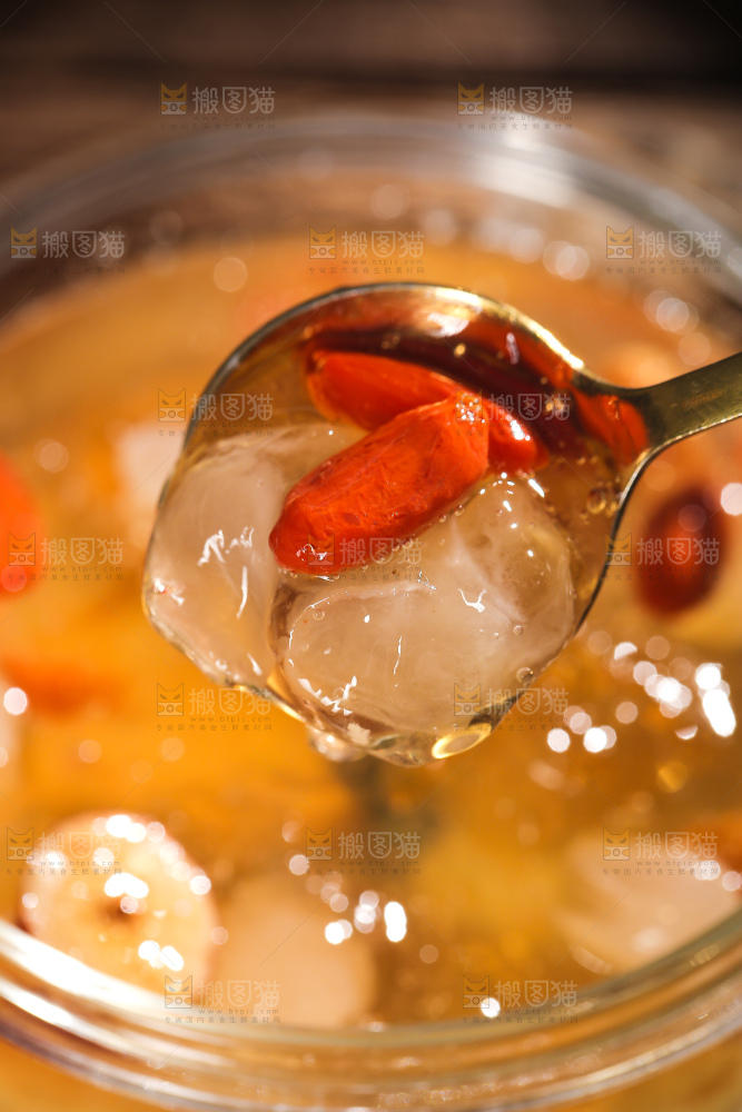 勺子上舀着桃胶雪燕皂角米羹