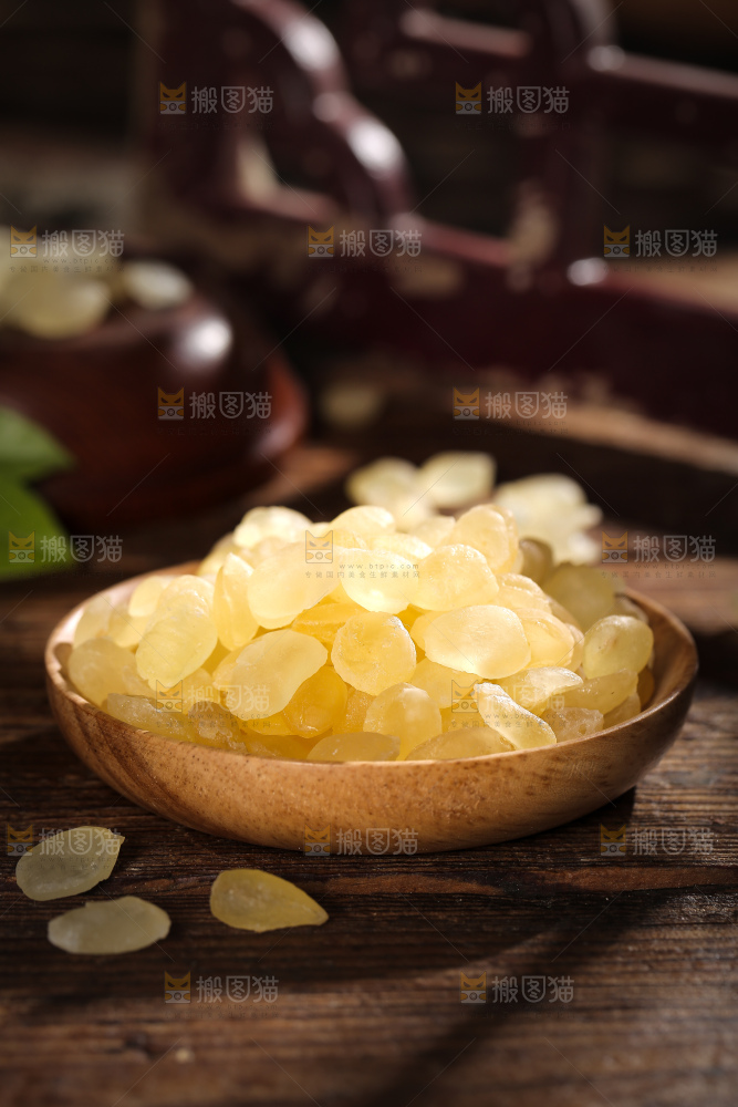 桌子上放着一盘皂角米