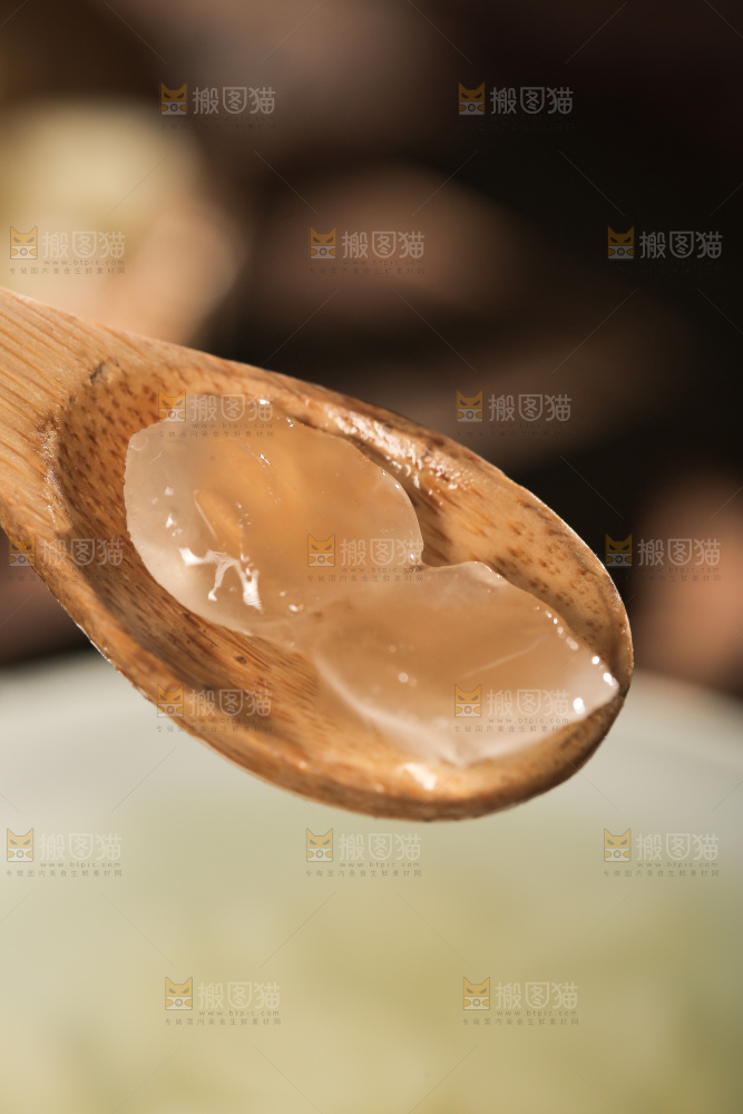 勺子上舀着泡发过的皂角米