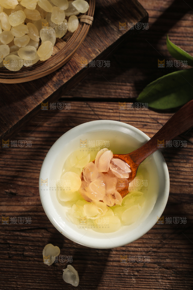 碗里泡发着皂角米