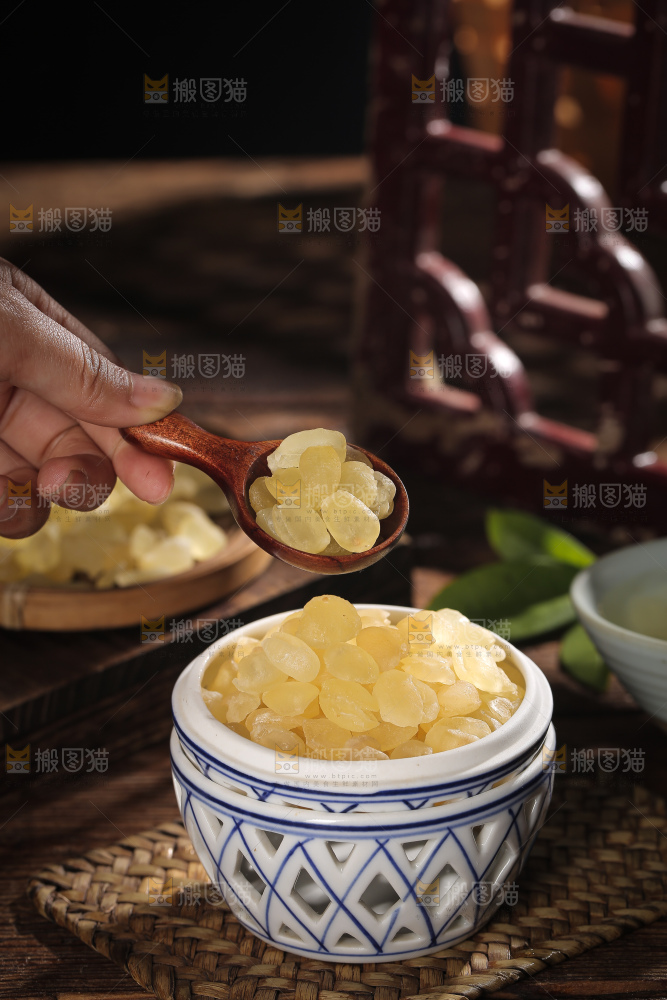 桌子上放着一碗皂角米