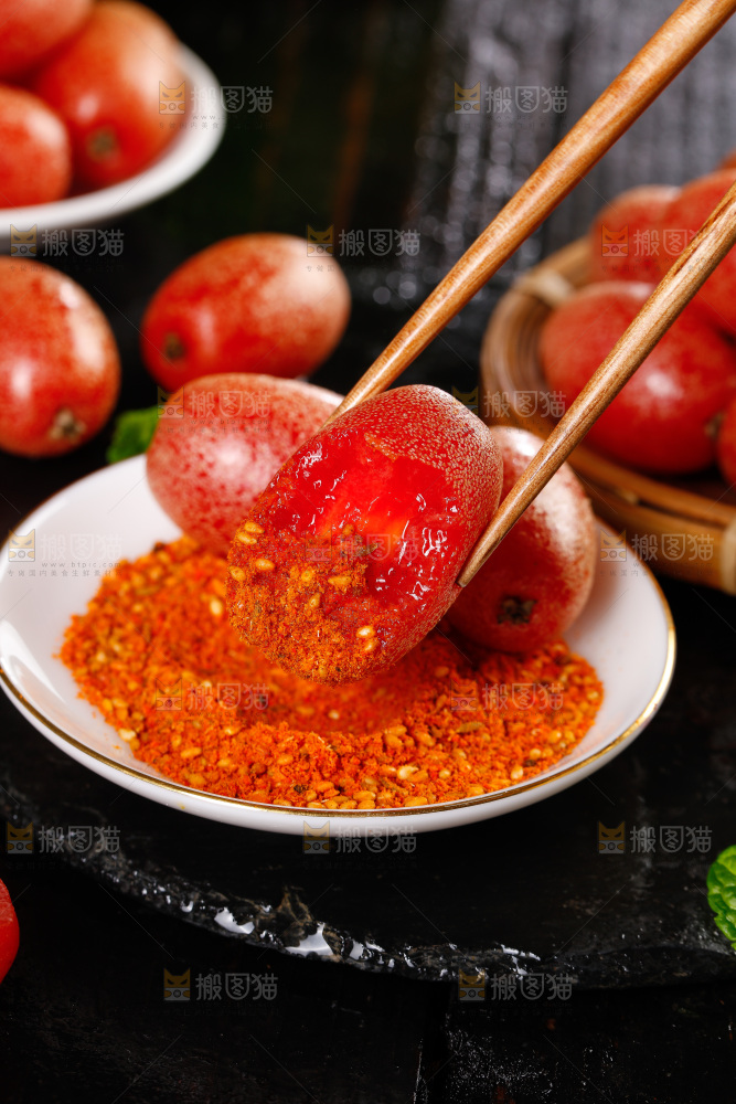 筷子上夹着云南羊奶果