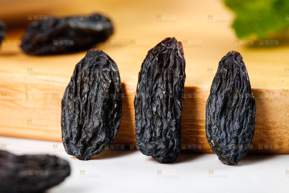 桌子上放着黑加仑葡萄干
