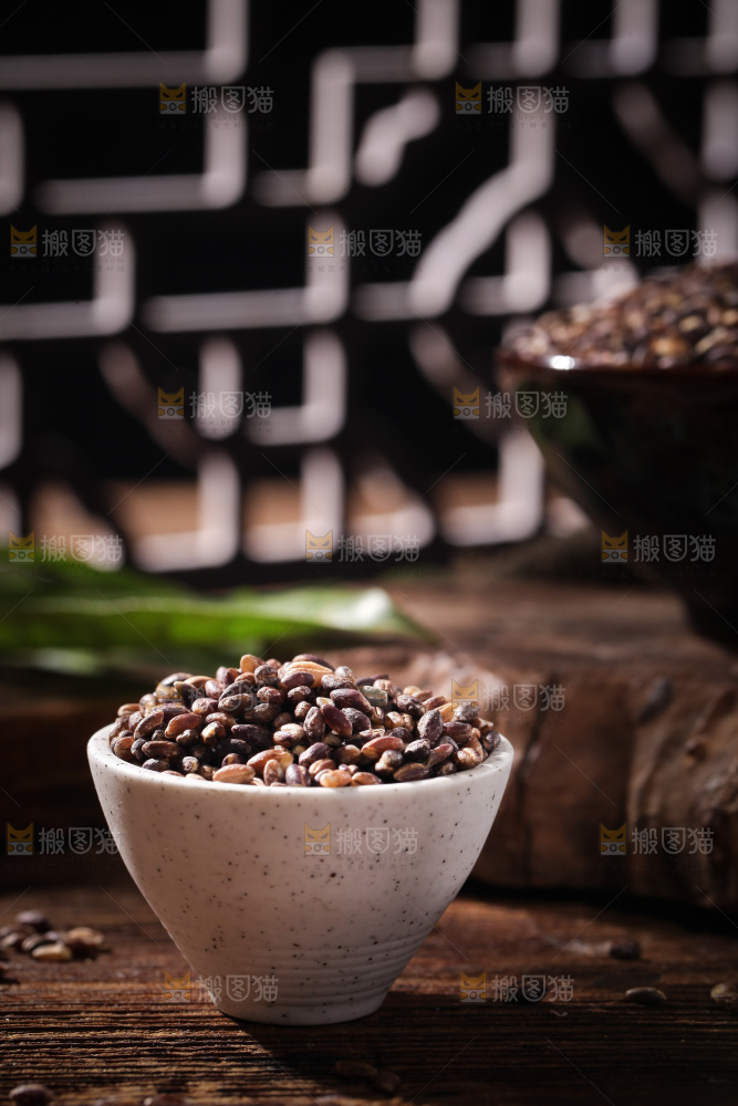 木板上放着一碗黑青稞