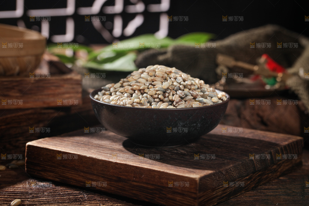 桌子上放着一碗蓝青稞米