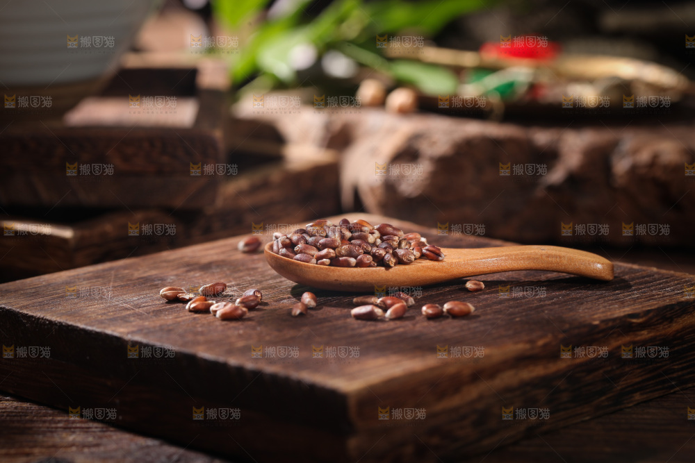 木板上放着一勺黑小麦