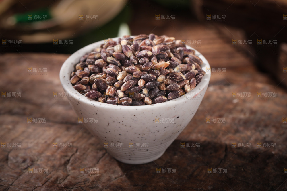 木板上放着一碗黑青稞