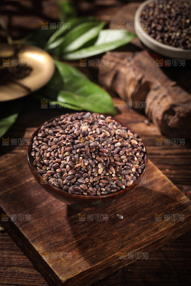 木板上放着一碗黑青稞