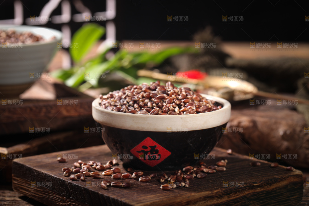 木板上放着一碗黑小麦