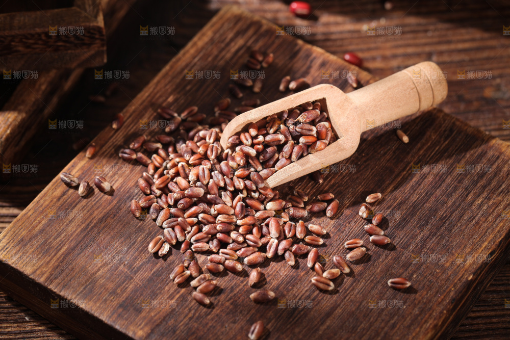 木板上放着黑小麦