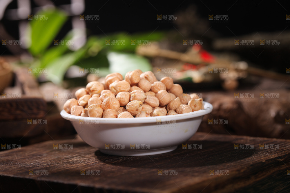桌子上放着一碗鹰嘴豆