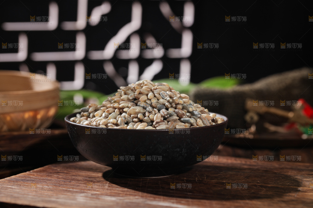 桌子上放着一碗蓝青稞米