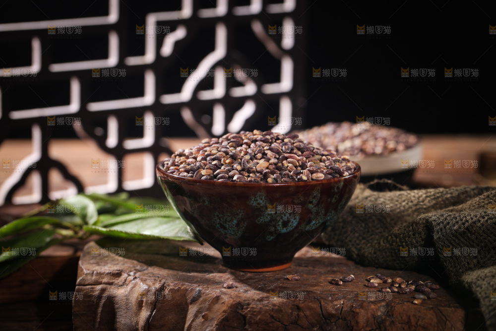 木板上放着一碗黑青稞