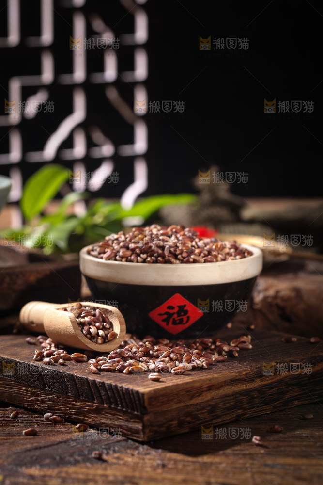木板上放着一碗黑小麦