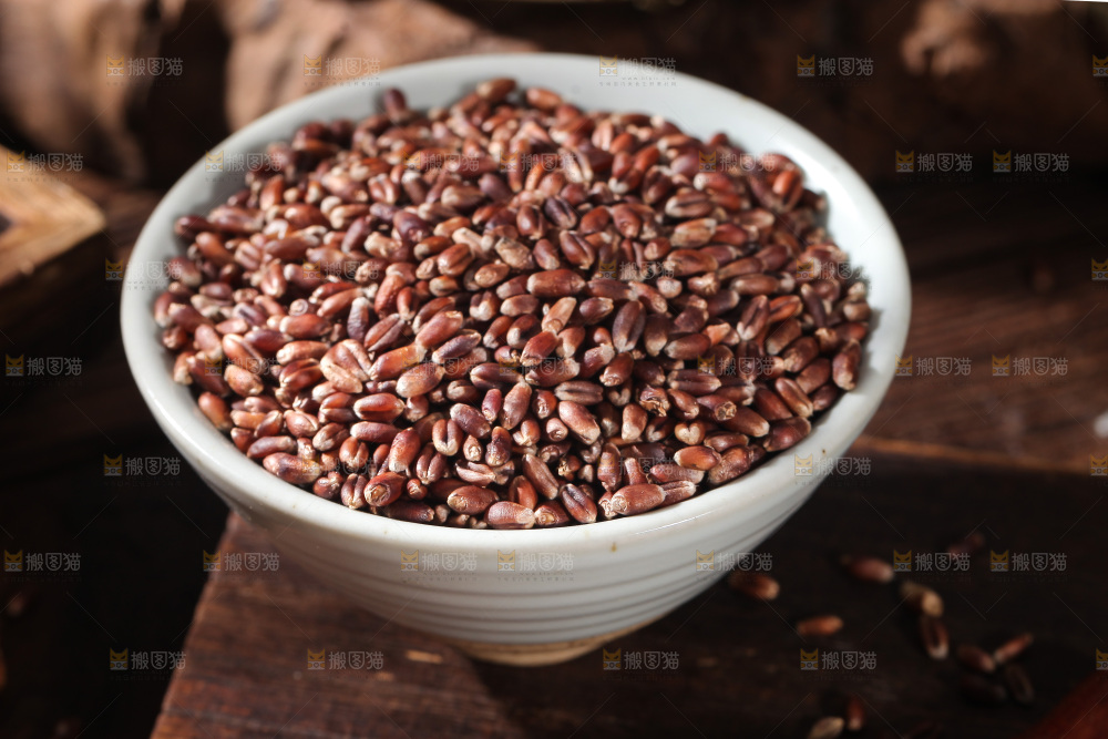 木板上放着一碗黑小麦