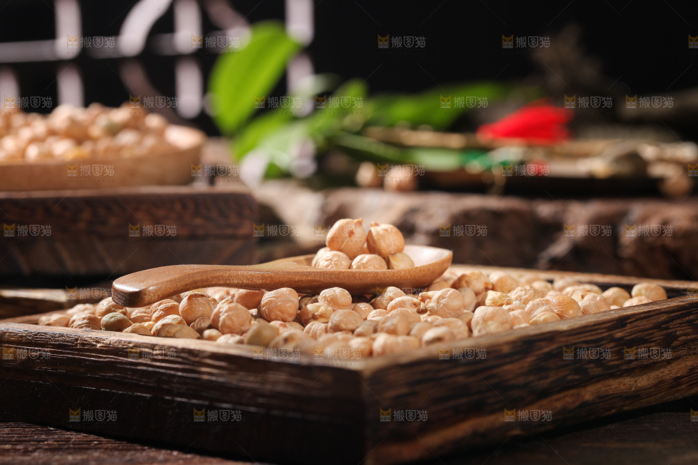 木盘里装着鹰嘴豆