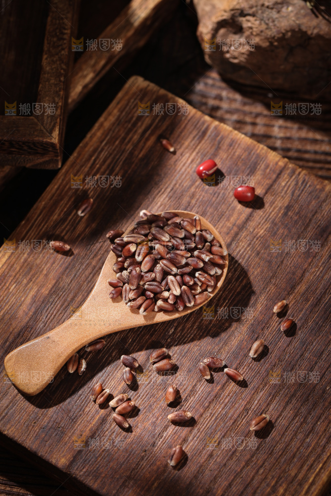 木板上放着一勺黑小麦