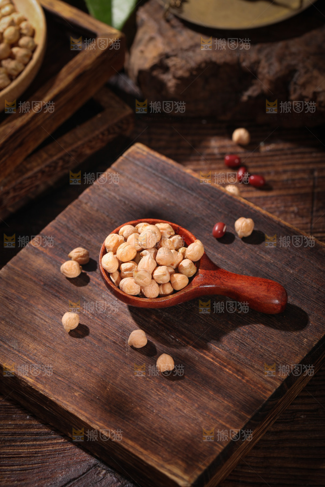 木板上放着一勺鹰嘴豆