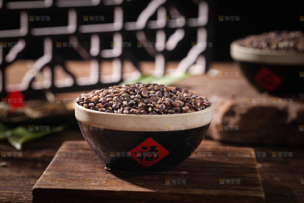 木板上放着一碗黑青稞