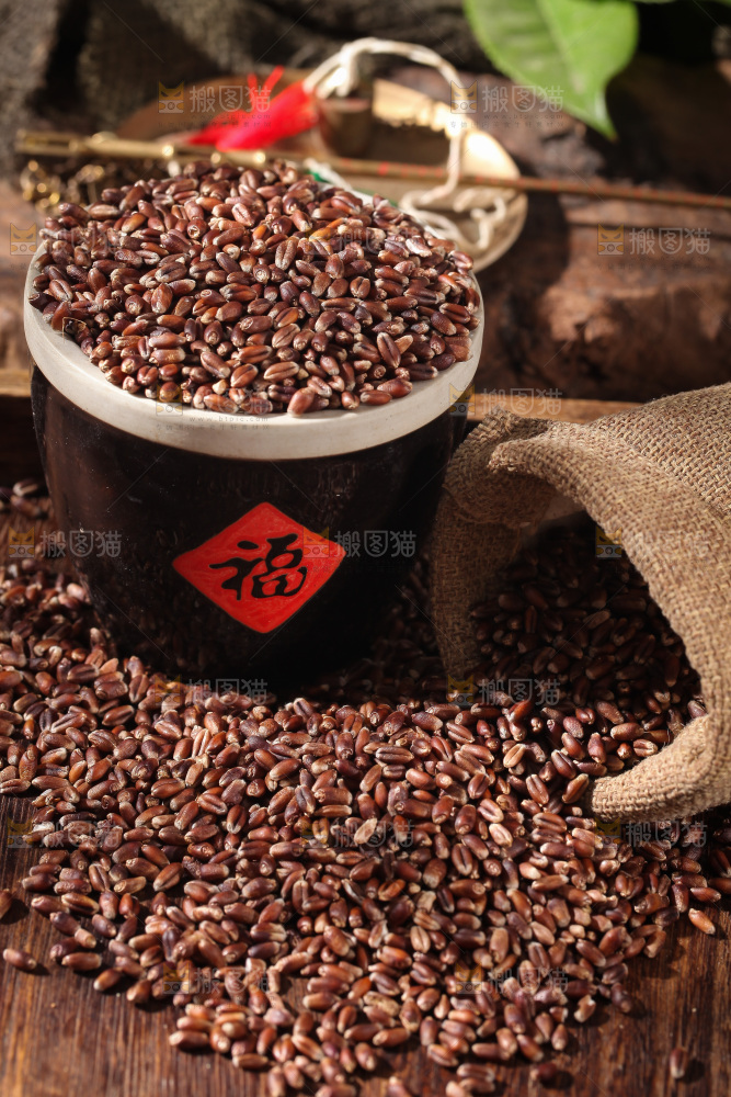 一堆黑小麦米