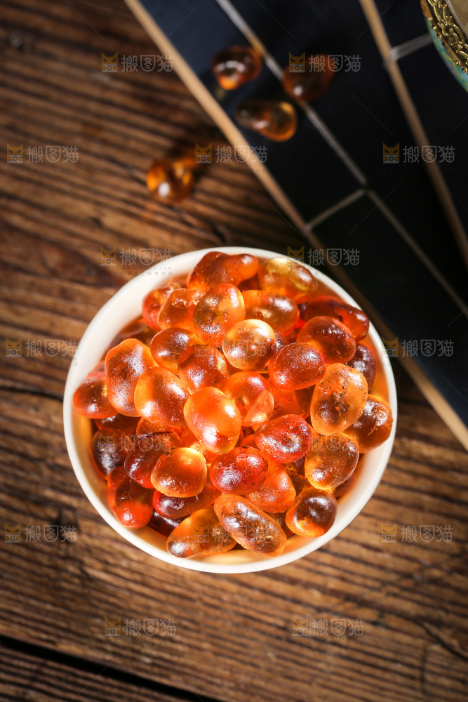 木板上放着一碗桃树胶