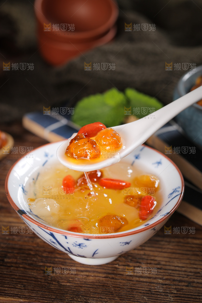 勺子上舀着桃胶雪燕皂角米羹